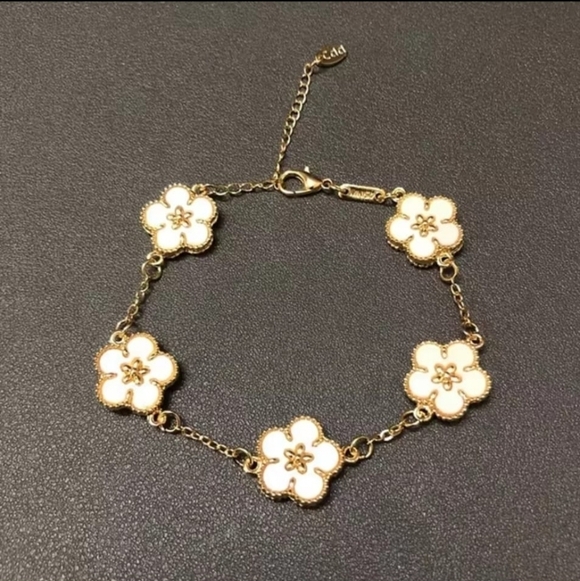 NIB Gold plated five petal flowers white mother of pearl double sided bracelet - Picture 5 of 5